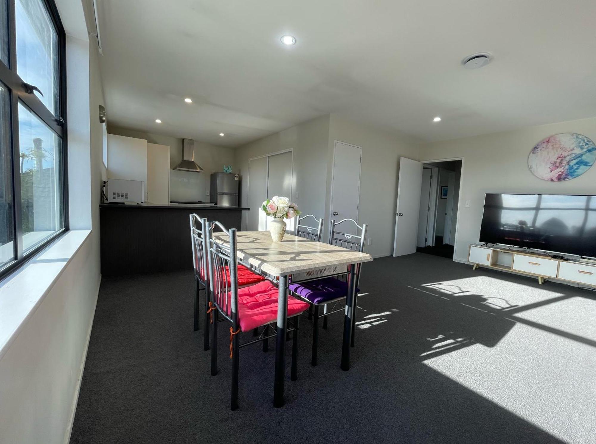 Character & New Cnzhouse With Quiet Christchurch