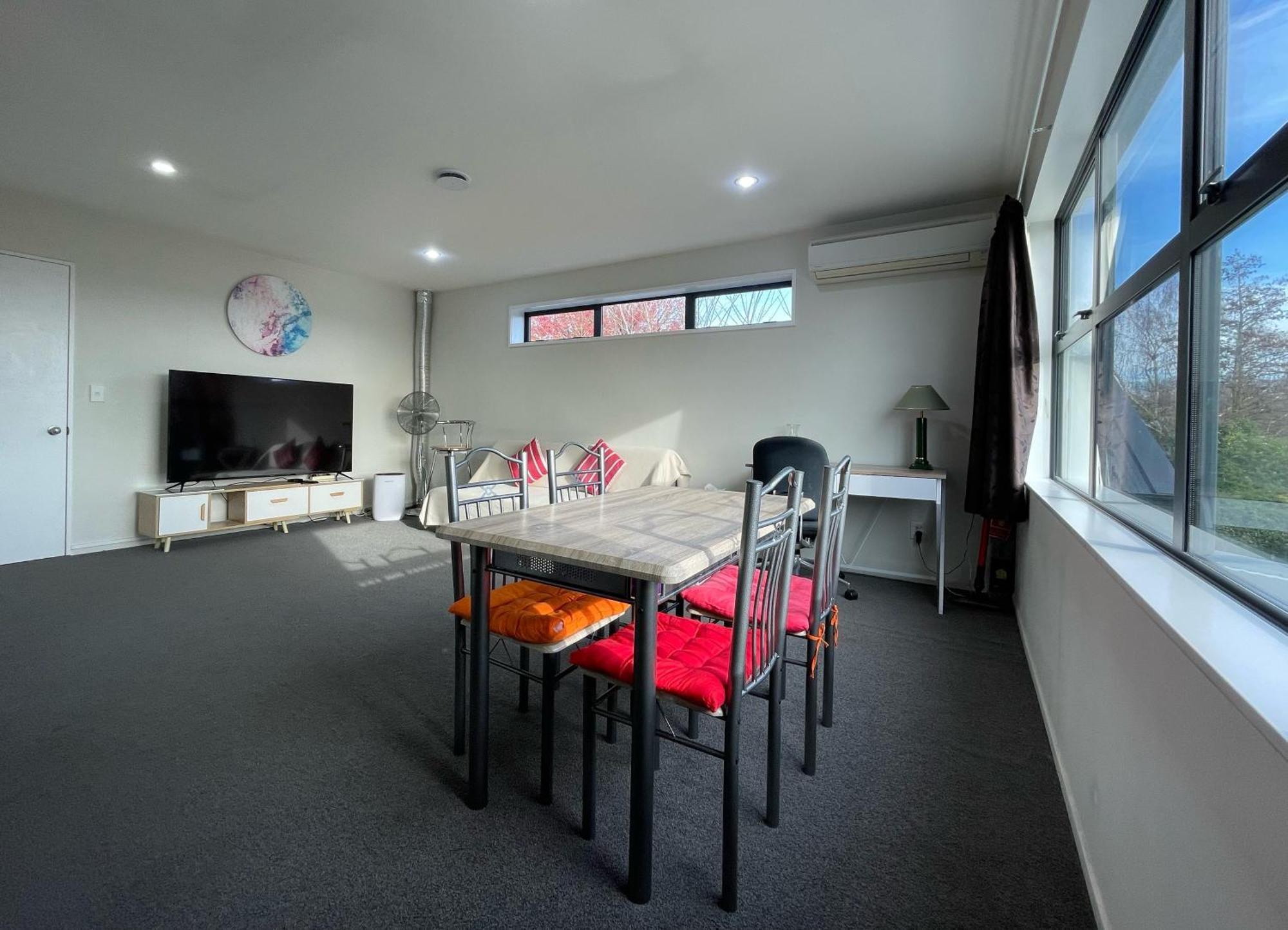 Character & New Cnzhouse With Quiet Christchurch